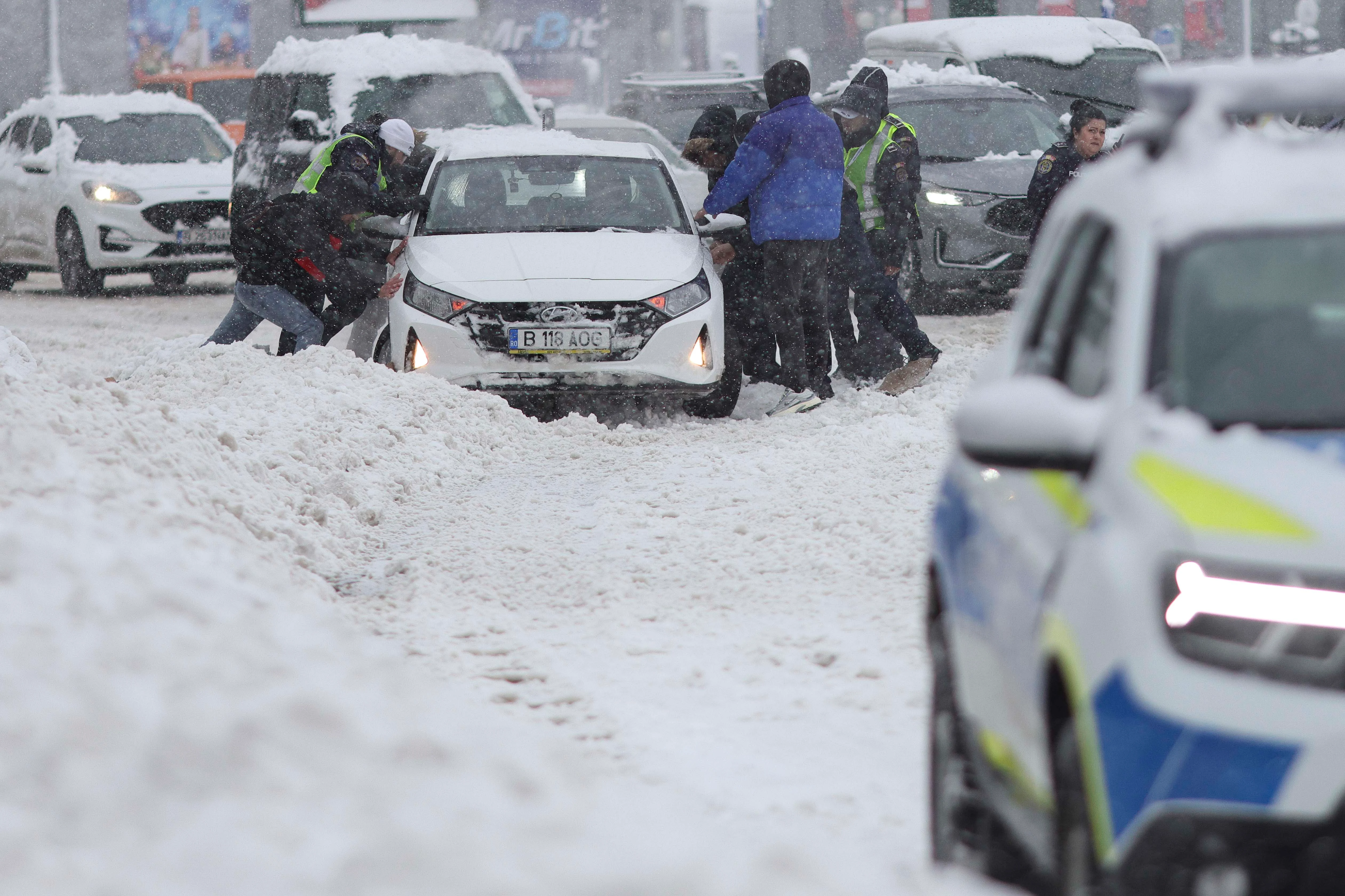 Vreme severă în mai multe județe: vizibilitate redusă, drumuri închise, restricții pentru vehiculele grele și trenuri întârziate