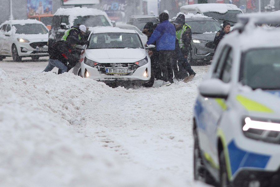 LIVE TEXT Vreme severă în mai multe județe: drumuri închise, mașini blocate, autospeciale înzăpezite, copaci căzuți și zeci de localități fără curent. Piste închise și manevre suspendate în porturi