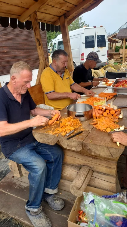 Cei găzduiți la Casa Nicolae sunt implicați în activități gospodărești FOTO Asociația Happy