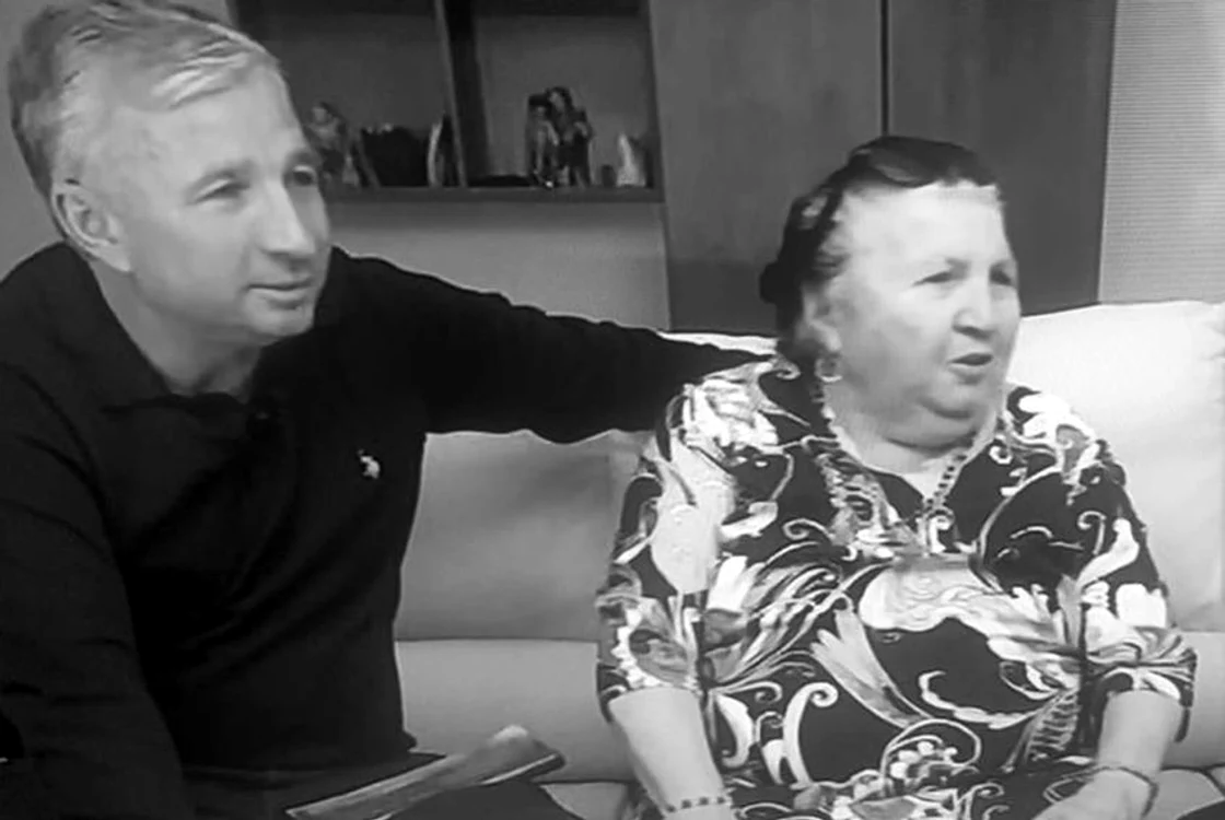 Dan Petrescu, alături de mama Florica, într-o emisiune TV. Captură TV Digisport 