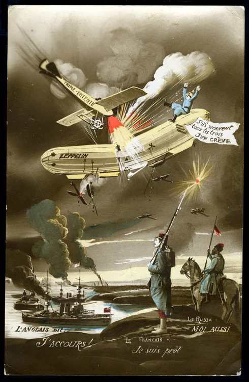 Carte poștală franceză de propagandă, ilustrând un avion numit Tripla Antantă (Marea Britanie reprezentată prin flotă, Franța printr-un infanterist și Rusia printr-un cazac călare) care atacă și distruge un zeppelin. Militarul german, în cădere, exclamă: „Dacă aceștia trei se unesc, am să pier!”