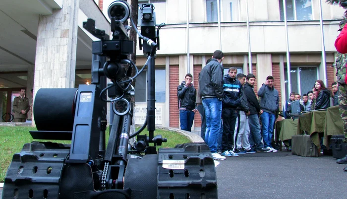 Expoziţia a fost amenajată în curtea Comandamentului   FOTO: Iulian Bunilă