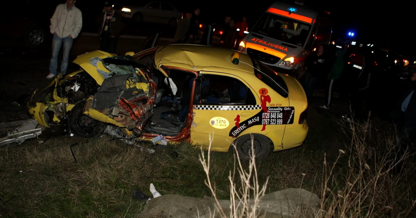 Şoferul din taximetru a murit până la sosirea echipajelor de la Ambulanţă şi Descarcerare