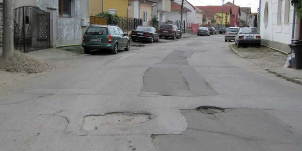 Locuitorii de pe strada Siretului trebuie să fie racordaţi la reţeau de utilităţi 