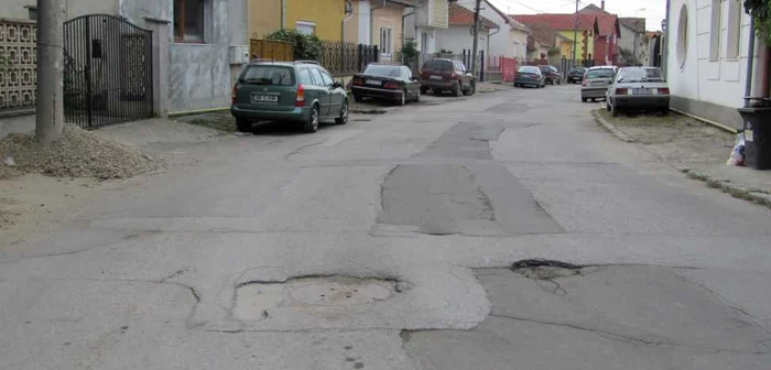 Locuitorii de pe strada Siretului trebuie să fie racordaţi la reţeau de utilităţi