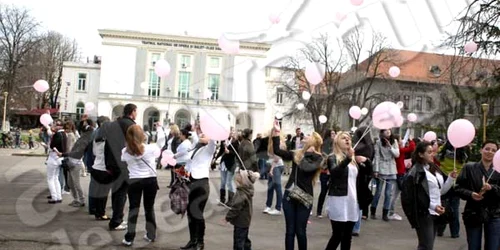 Elevele de la Carol I au ridicat baloane roz în aer