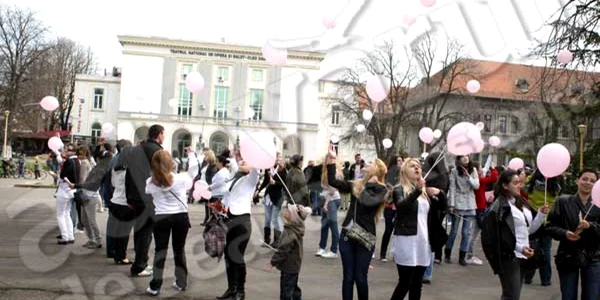 Elevele de la Carol I au ridicat baloane roz în aer