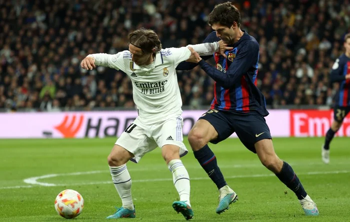 Mijlocașul Real Madrid Luka Modric și fundașul Barcelonei Marcos Alonso. Foto: EPA-EFE