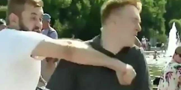 Jurnalist rus lovit cu pumnul in fata in timp ce transmitea in direct Captura YouTube
