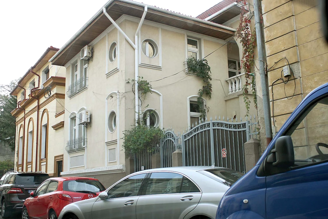Casa lui Hrebenciuc, din zona parcului Cişmigiu, are două apartamente care se întind pe 200 mp. Aici locuiesc şi tatăl, şi fiul