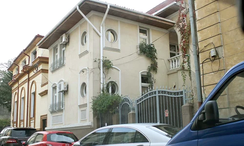Casa lui Hrebenciuc, din zona parcului Cişmigiu, are două apartamente care se întind pe 200 mp  Aici locuiesc şi tatăl, şi fiul jpeg