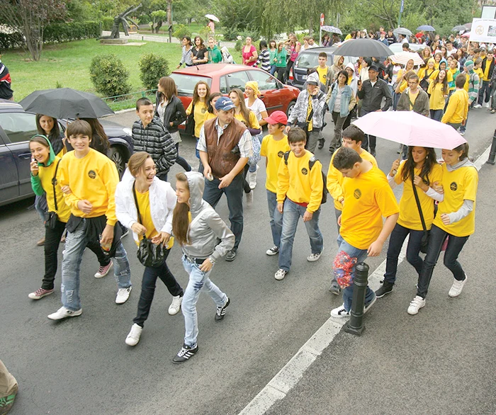 
    20.000 de elevi ies la paradă  