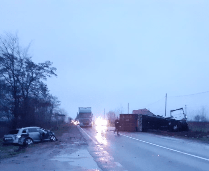 Un TIR s-a răsturnat după coliziunea cu o maşină. Continuă seria nenorocirilor pe E85, în Neamţ
