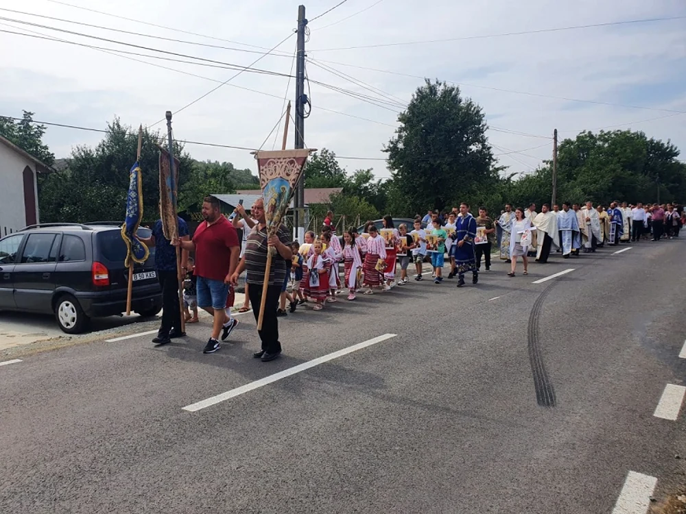 Procesiune religioasă la Bărcăneşti FOTO Episcopia Sloboziei şi Călăraşilor