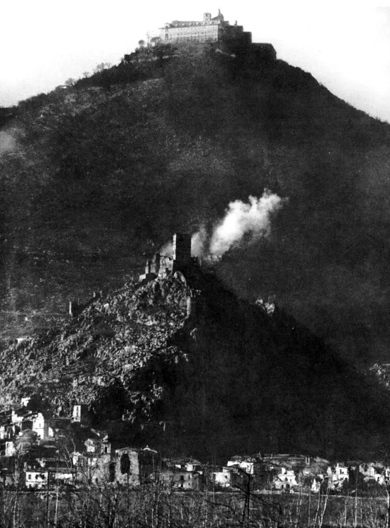 Monte Cassino; în vârf,  abaţia benedictină înainte de a fi bombardată
