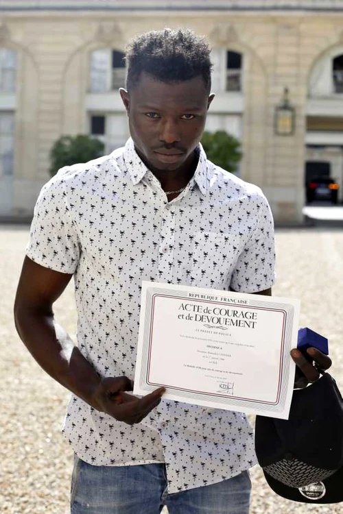 Mamoudou Gassama Diploma curaj EPA EFE