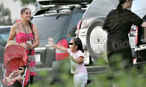 Andreea Marin caută în geantă bani, impresionată  de fetiţa care cerşeşte alături de mama ei (FOTOGRAFII: ALEX MUSCALIU) jpeg