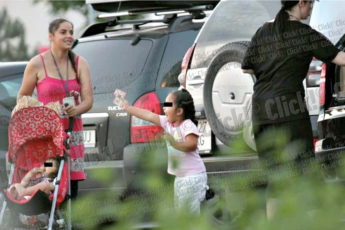 Andreea Marin caută în geantă bani, impresionată  de fetiţa care cerşeşte alături de mama ei (FOTOGRAFII: ALEX MUSCALIU)