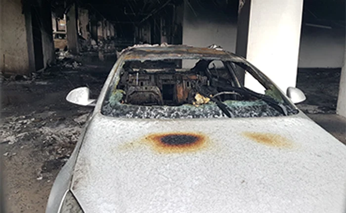 Automobilele au ars complet. Foto: Adevărul