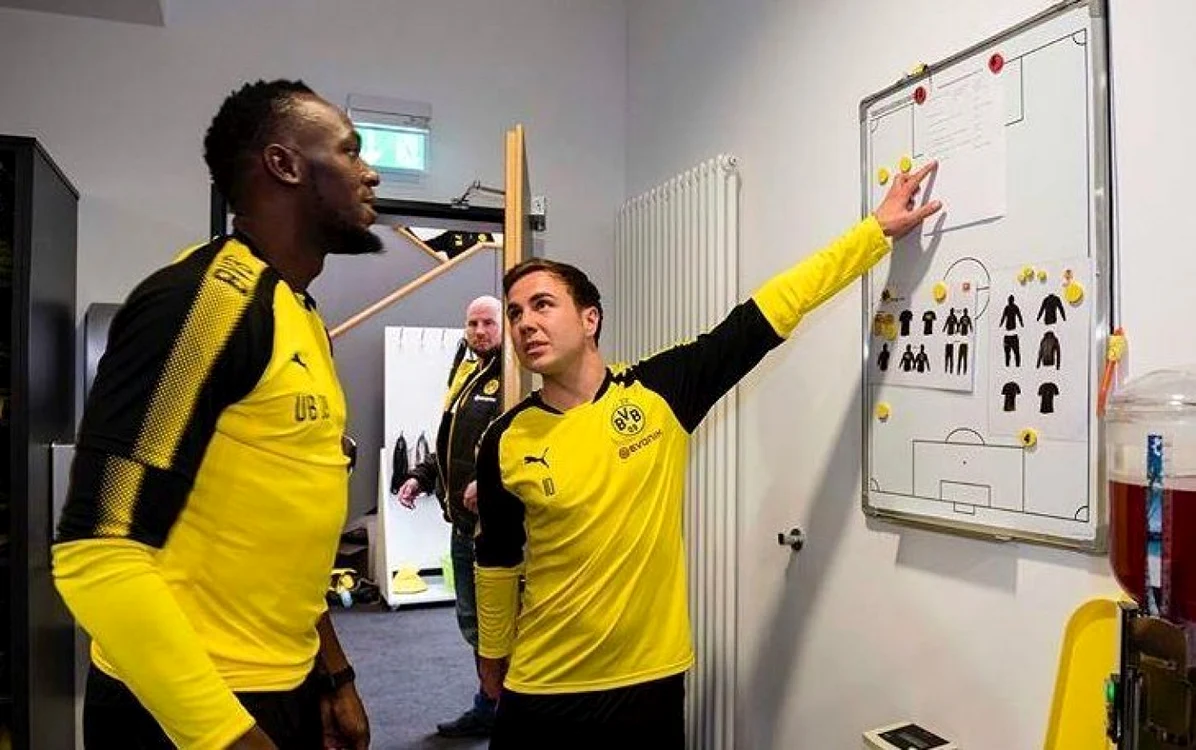 Mario Gotze îi explică lui Bolt ce are de făcut