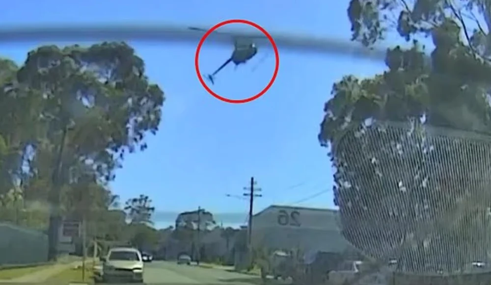 Momentul în care un elicopter se prăbușește peste o mașină, în Australia