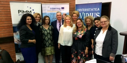 Iulian Gropoşilă - preşedinte Patronatul IMM Constanţa - cu femei de afaceri Foto Sînziana Ionescu