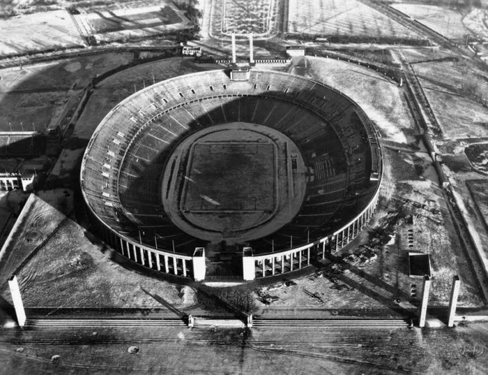 Stadionul Olimpic, operă a arhitectului Werner March, a fost construit pentru Jocurile Olimpice din 1936.