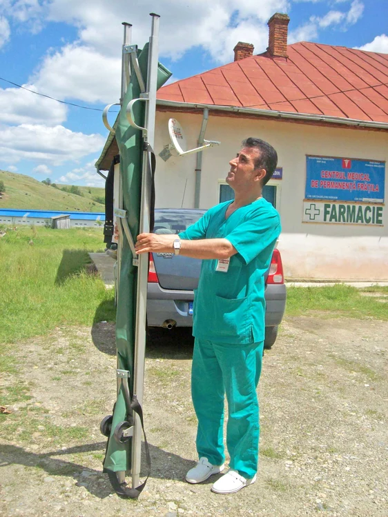 
    Medicul a primit o ambulanţă, însă tărgile din dotare nu încap în ea   