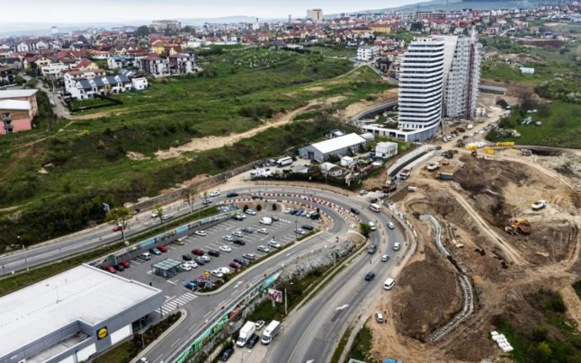 Sensul giratoriu a fost impus constructorului ansamblului „Wings” pentru a nu afecta traficul din zonă. FOTO: Wings