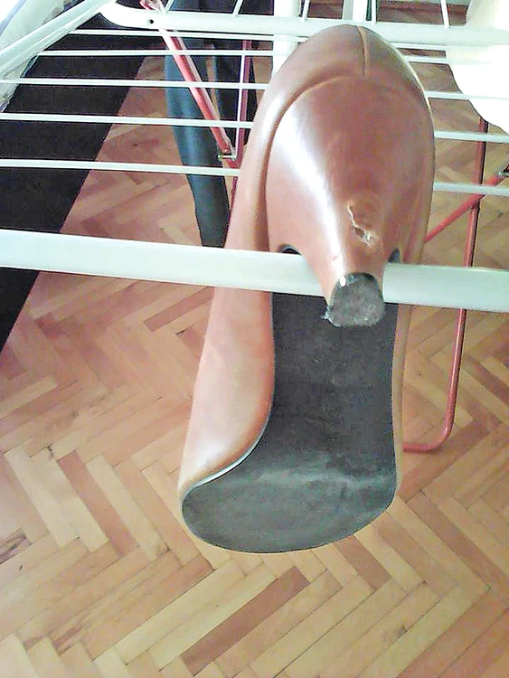 Supărată că şi-a stricat  pantofii, ardeleanca a ataşat ca  probă şi perechea în cauză