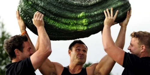 Ridicarea dovlecelului de peste 54 de kilograme este o provocare și pentru un halterofil, precum Jonathan Walker