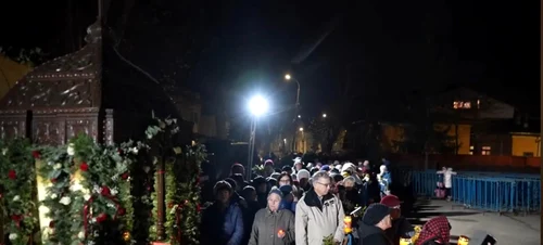 Moaştele, aduse din Galaţi, sunt aşezate spre închinare la biserica din Brăila Foto: Trinitas TV