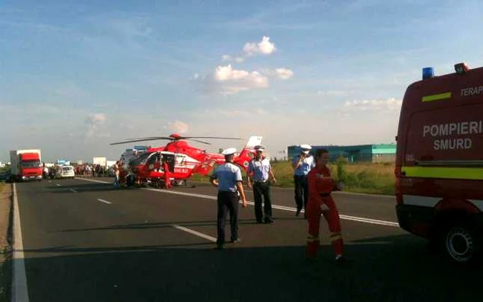 Elicopterul SMURD a luat un rănit grav de la locul accidentului. FOTO: tion.ro