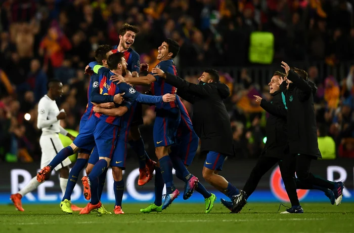 Fotbaliștii Barcelonei sărbătoresc înscrierea golului care îi califică în ”sferturile” ediției 2016/2017 a Ligii CampionilorFoto: Guliver / GettyImages