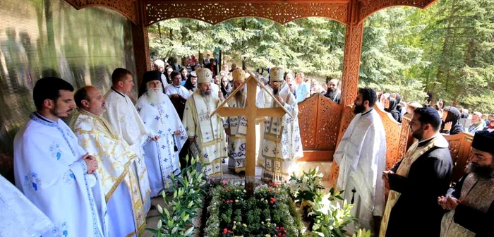 O slujbă religioasă a avut loc la mormântul duhovnicului. FOTO: Episcopia Devei şi Hunedoarei.