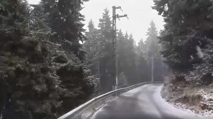 În Masivul Rarău a început să ningăfoto: captură video