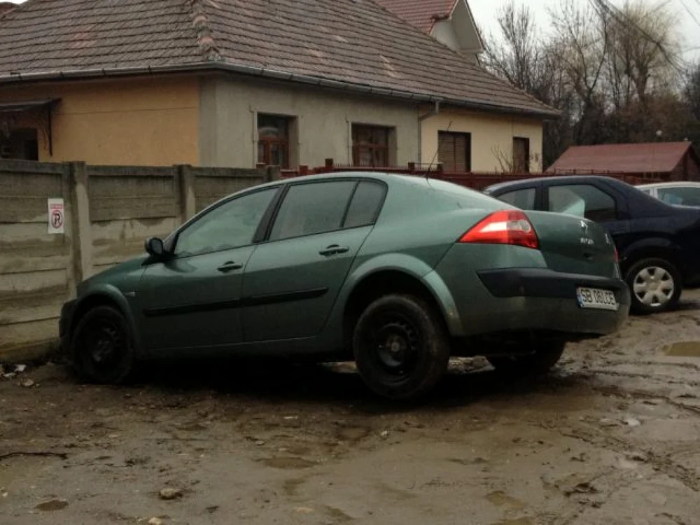 Masina a ramas "implantata" in groapa - Foto Tiberiu Marcutiu