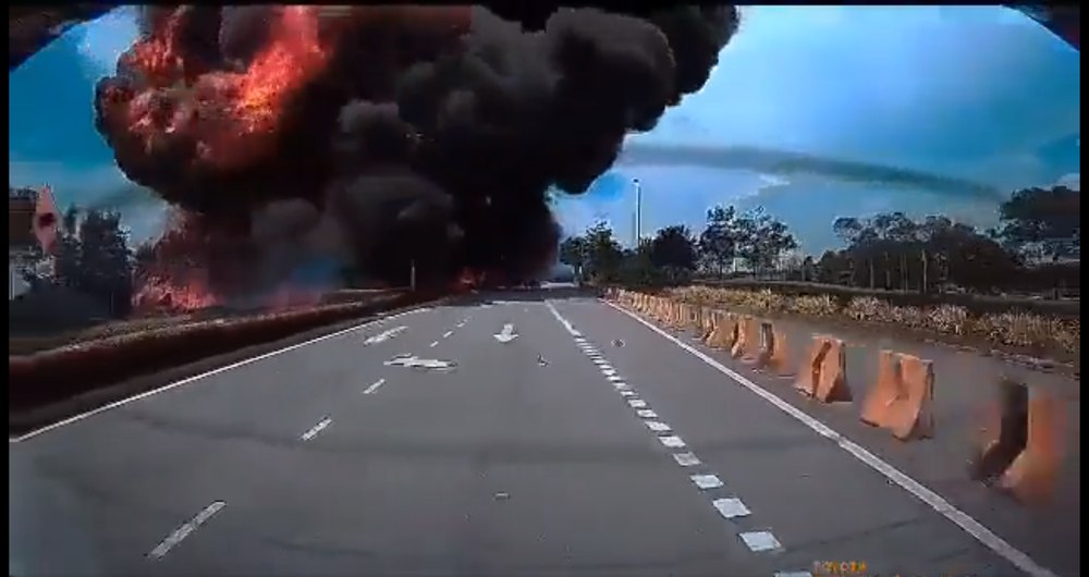 Momentul în care avionul din Malaysia s-a prăbușit, provocând moartea a zece persoane VIDEO