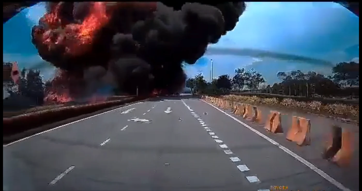 Imaginile cu momentul prăbușirii au fost surprinse de o cameră de bord. FOTO: Captură Video 