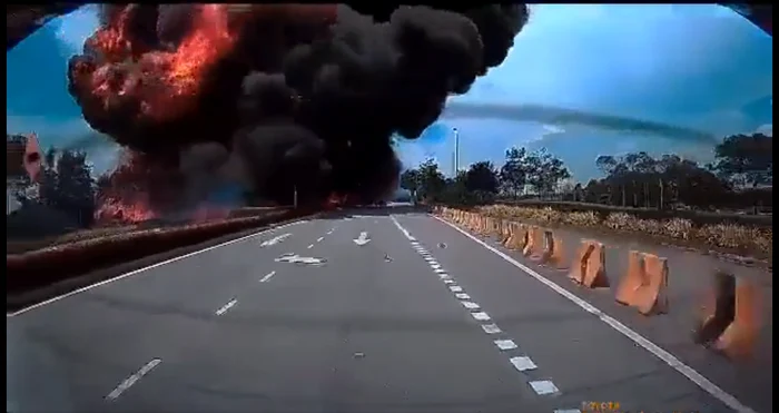 Imaginile cu momentul prăbușirii au fost surprinse de o cameră de bord. FOTO: Captură Video 