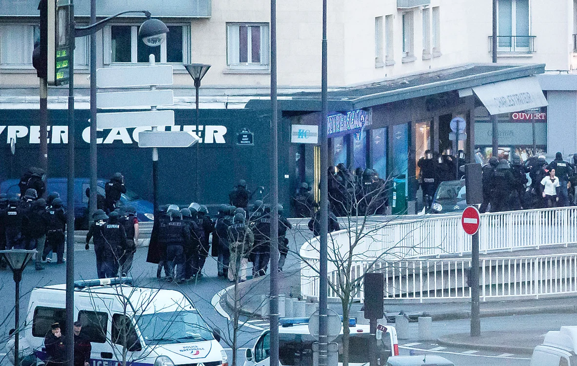Poliţia ia cu asalt supermarketul din Vincennes