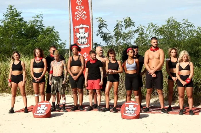 
    Amna (dreapta), alături de colegii ei, Faimoșii de la Survivor 2021foto: Kanal D  