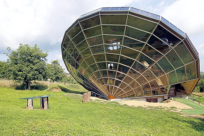 Franţa. Casa farfurie-zburătoare, din Strasbourg, se numeşte  Heliodom, e din sticlă şi are lumină naturală cât e ziua de lungă. Intrarea e ascunsă pe jumătate în pământ