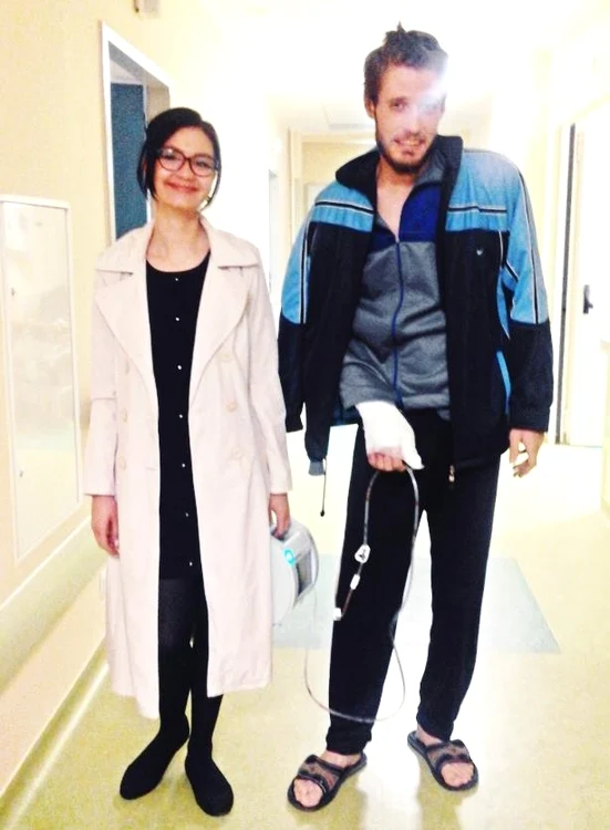 Alex încearcă să-şi mascheze suferinţa cu un zâmbet