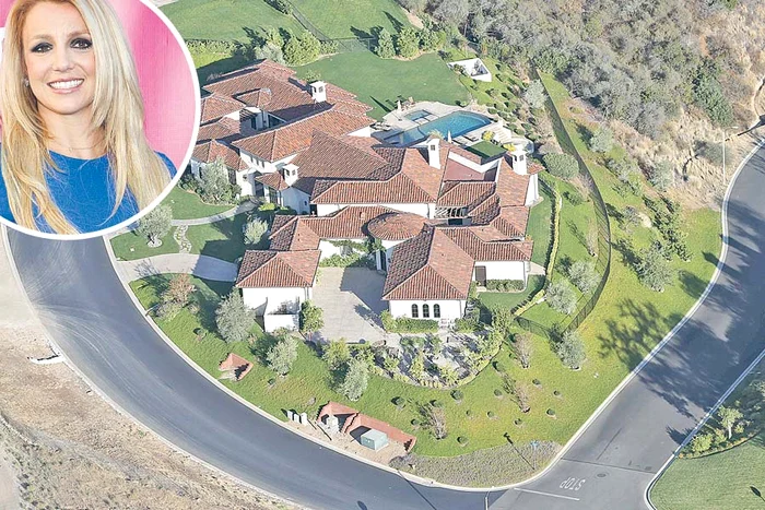 Britney Spears 30 de ani, cântăreaţă, vilă de 8,5 milioane $ în Thousand Oaks,California,5 dormitoare,7 băi, living,piscină