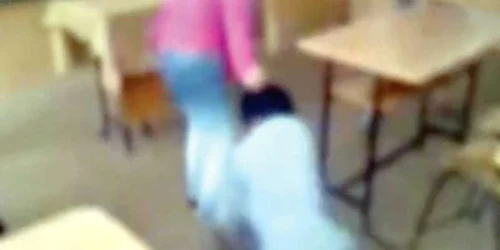 Eleva de 14 ani care a bătut-o cu bestialitate pe colega ei de clasă