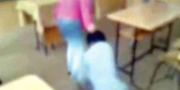 Eleva de 14 ani care a bătut-o cu bestialitate pe colega ei de clasă
