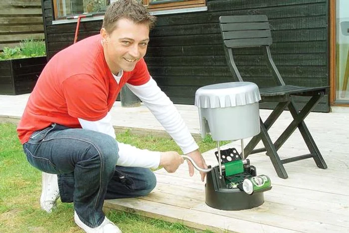 Aparatul se introduce îm pământ