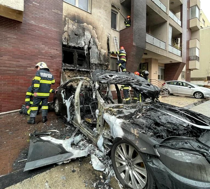 Autoturismul Mercedes și fațada unui bloc, afectate de incendiu