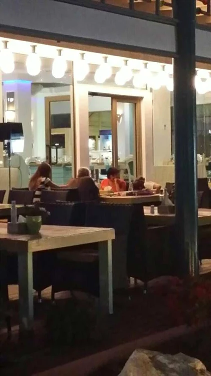 Irinel, Monica şi Irinuca au stat la terasa hotelului